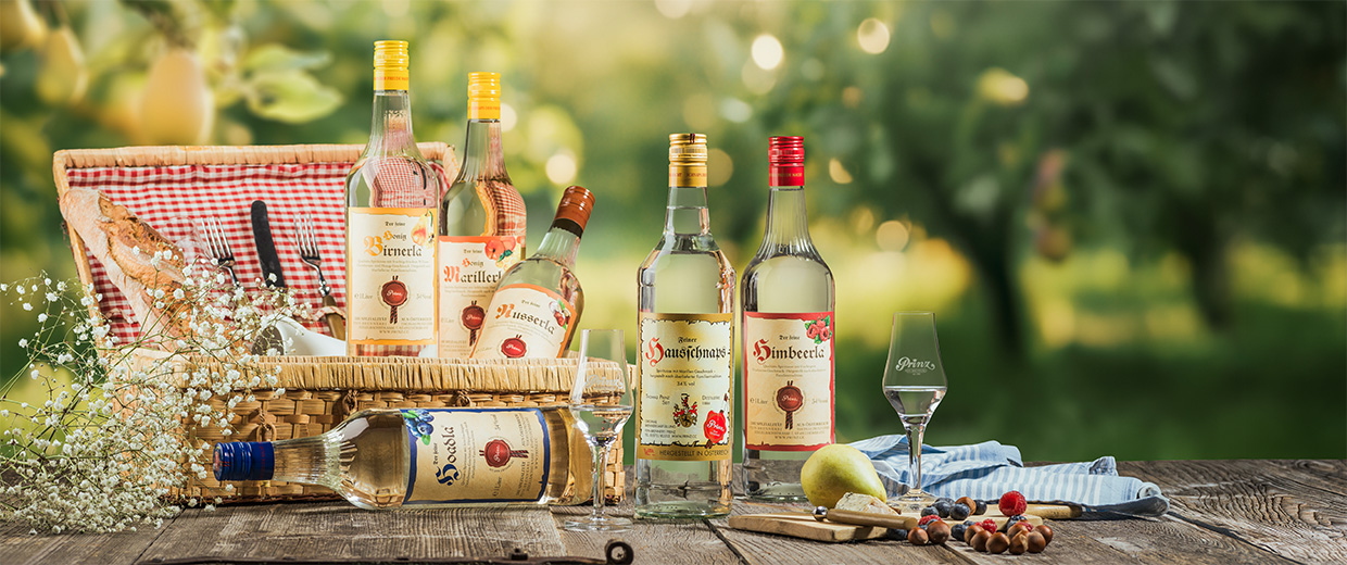 Prinz fruity schnapps with 34 % vol. in the varieties Birnerla, Himbeerla, Hausschnaps Marille, Nusserla and Honig Marillera in the 1 litre bottle.