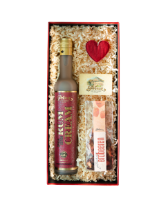 Herzlicher Likörgenuss mit Rum Cream 17% vol. und getrockneten Erdbeeren sowie einem rotem Cord-Herz Aufhänger.