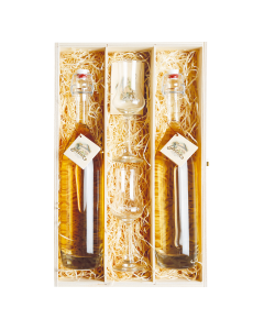 Nr. 09 - Holzfass-Duo Geschenkpaket von Prinz mit je einer 0,5-Liter-Flasche Alte Williams-Christ-Birne und Alter Marille sowie zwei Schnapskelchen in edler Holzkiste verpackt. 