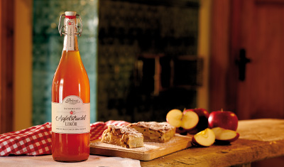 Fine apple strudel liqueur according to grandma's recipe