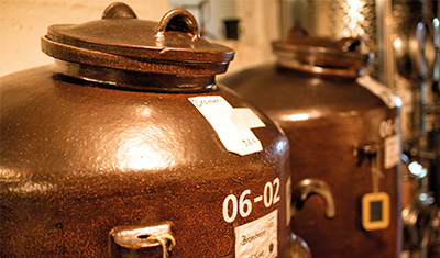 Lagerung der Destillate im Steingutgefäßen