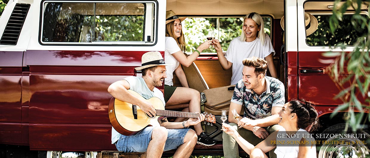 Vorm VW-Bulli: Junge Leute singen und feiern mit Prinz-Schnäpsen
