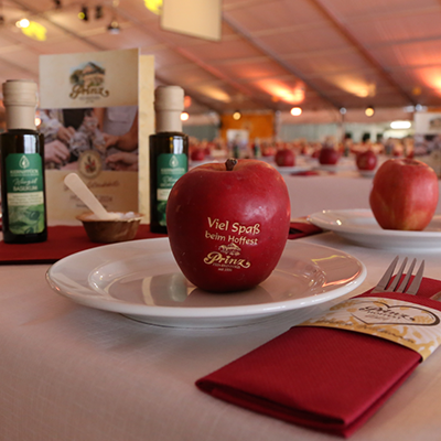 Tischdekoration beim Prinz Hoffest mit gebrandetem Apfel
