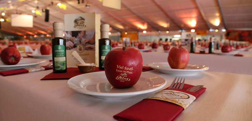 Tischdekoration beim Prinz Hoffest mit gebrandetem Apfel