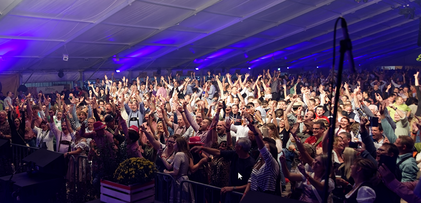 Partystimmung abends im Festzelt beim Prinz Hoffest