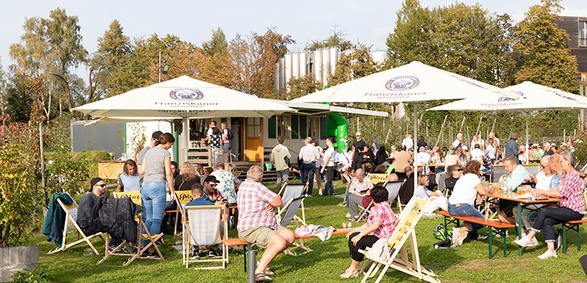 Gemütliche Sitzgelegenheiten im Obstgarten beim Prinz Hoffest