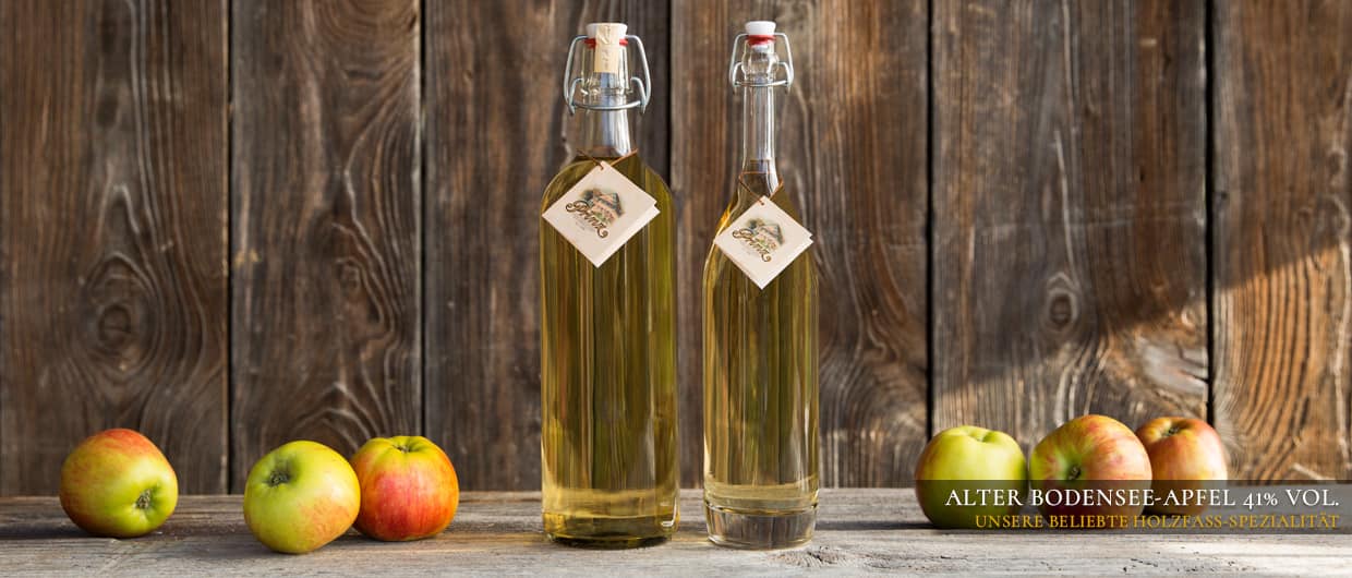 Zwei Flaschen Alter Bodensee-Apfel 41 % vol. und ein paar Äpfel