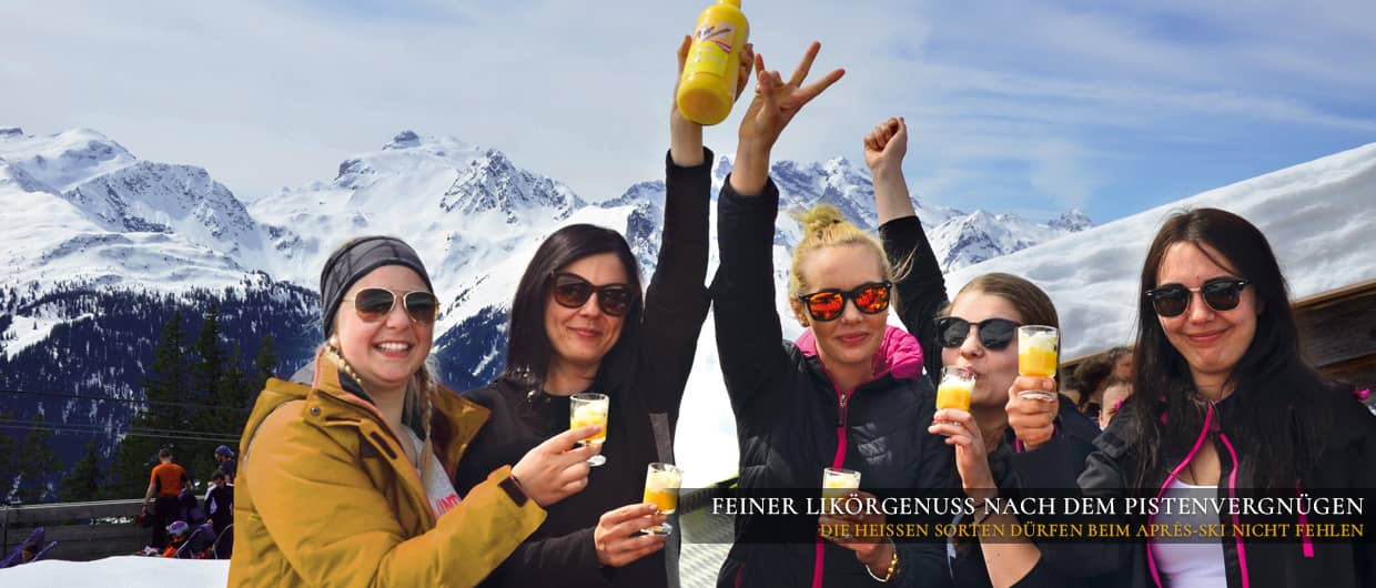 Vor der Skihütte: Fünf junge Frauen stoßen mit der Heißen Henne von Prinz an