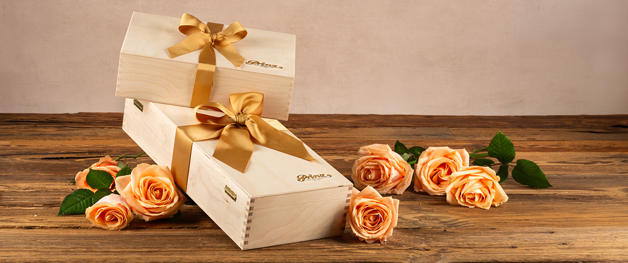 Edle Geschenkboxen von Prinz dekoriert mit Rosen