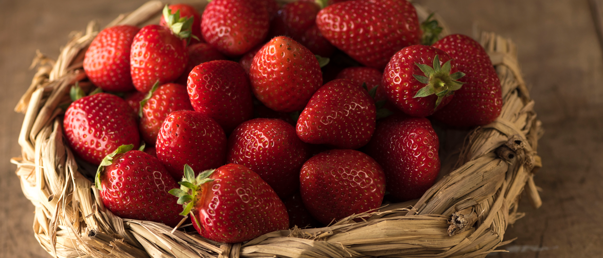 Korb mit fruchtigen, vollreifen Erdbeeren