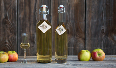 Prinz Alte Bodensee Apfel gefüllt in zwei Flaschen, mit Schnapskelch